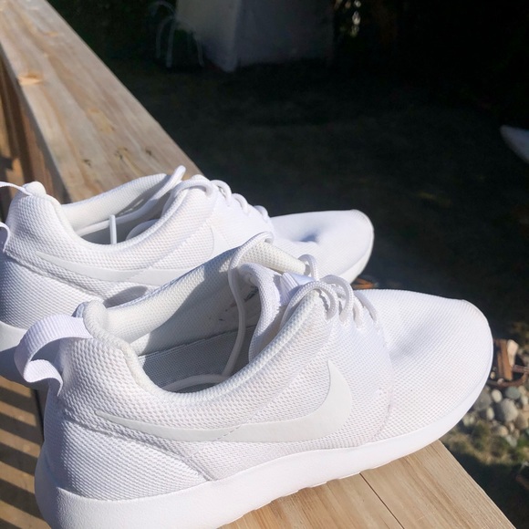 White Nike Roches size 10 - Picture 2 of 4